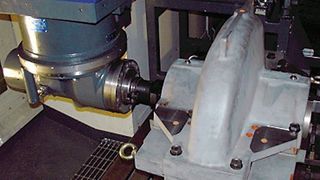 Bild 1: Herkömmliche Bearbeitung von geteilten Gehäusen im montierten Zustand. (Archiv: Vogel Business Media)