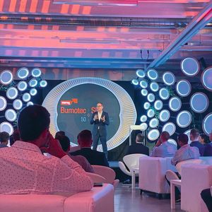 Jean-Daniel Isoz, directeur général du site de Vuadens, lors de son mot d'accueil pour l'événement jubilé Bumotec et SIP.(Source :  Marina Hofstetter)