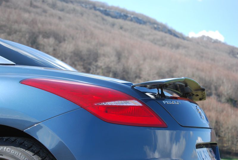 Der Heckflügel fährt automatisch aus – je nach Geschwindigkeit in zwei Stufen. (Archiv: Vogel Business Media)