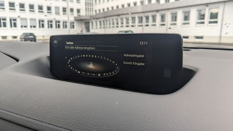 5. Displays und Infotainment:  Infotainment und Navi präsentieren sich auf einem schmalen 8,8-Zoll Display. Die Steuerung erfolgt über einen Drehknauf. Das nervt, vor allem wenn man eine Adresse eingeben will und jeden Buchstaben einzeln anwählen muss. Besser ist es, die Sprachsteuerung zu nutzen oder das Smartphone zu koppeln. (Bild: Simon – VCG)