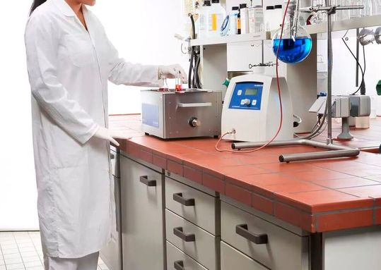 Forscher in Instituten verwehrt das sogenannte Besserstellungsverbot, dass sie mehr Geld erhalten als vergleichbar angestellte Personen beim Bund. Ein Vorschlag der Bundesregierung will jetzt daran rütteln. Und es sieht ganz gut aus ...(Bild:  Laboversum)