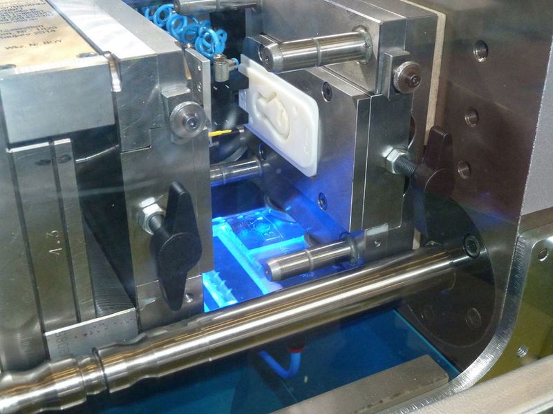 Das von BOY und Stratasys entwickelte Fertigungskonzept bietet somit dem Anwender eine effiziente Ergänzung wenn es darum geht, Prototypen oder Kunststoffteile in kleinen Stückzahlen schnell, kostensparend in der Qualität eines Serienspritzgussteils herzustellen. (Bild: BOY)