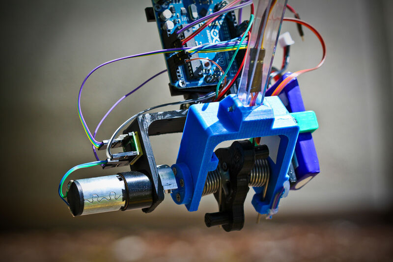 SkySweeper: In künftigen Versionen könnten Induktionsspulen für eine autonome Stromversorgung des Roboters aus der Energie der überprüften Leitungen sorgen. (Jacobs School of Engineering)