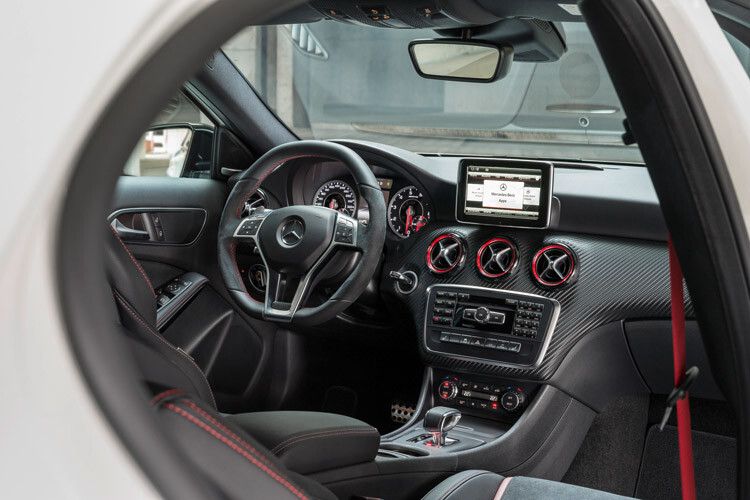 Den Gangwechsel übernimmt ein Siebengang-Doppelkupplungsgetriebe mit Zwischengas- und Race-Start-Funktion sowie verschiedenen Schaltprogrammen. (Foto: Mercedes)
