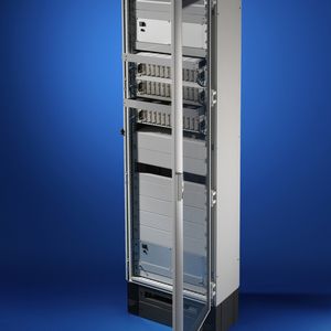 Bild 1: Mit dem Klimakonzept CCP hat Rittal jede Kühleinheit in drei 1 HE hohe Einschübe gesplittet. In zweien sitzt eine leistungsfähige Lüftereinheit, im dritten ein Luft-/Wasser-Wärmetauscher. Die Trennung von Lüftern und Wärmetauscher garantiert jedem Einschub optimale Klimabedingungen.