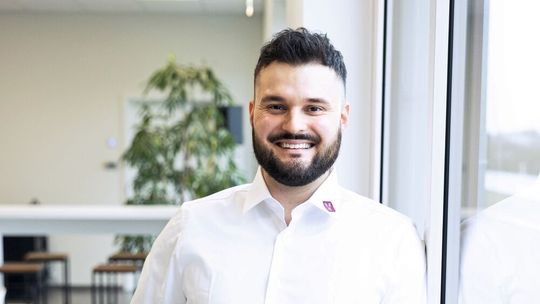 Joshua Kübler verstärkt das Vertriebsteam bei vapic.(Bild:  Dennis Daletzki, www.ddaletzki.de)