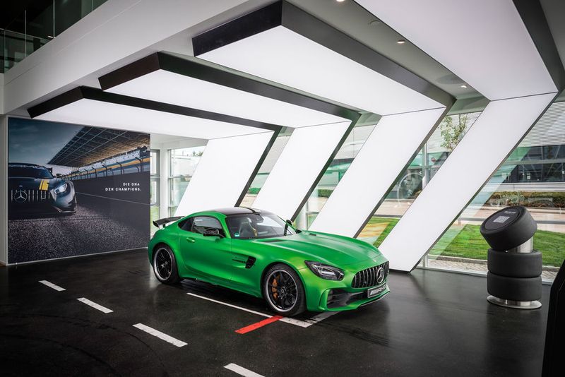 Der Unterschied zwischen dem deutschen AMG-Showroom und ... (Daimler AG)