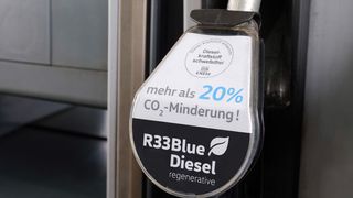 Nach sechs Jahren Entwicklung gibt es ihn zu kaufen: den Diesel „R33“, der zu 33 Prozent aus biologischen Komponenten besteht. (Bild: Volkswagen)