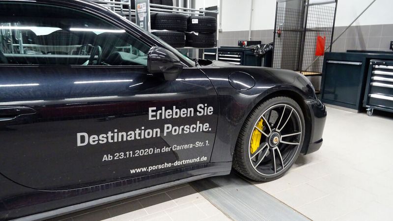 Das Porsche-Zentrum soll künftig keine Zwischenstation mehr sein, sondern eine „Destination“ – zu Deutsch: ein Ziel. (Seyerlein/»kfz-betrieb«)