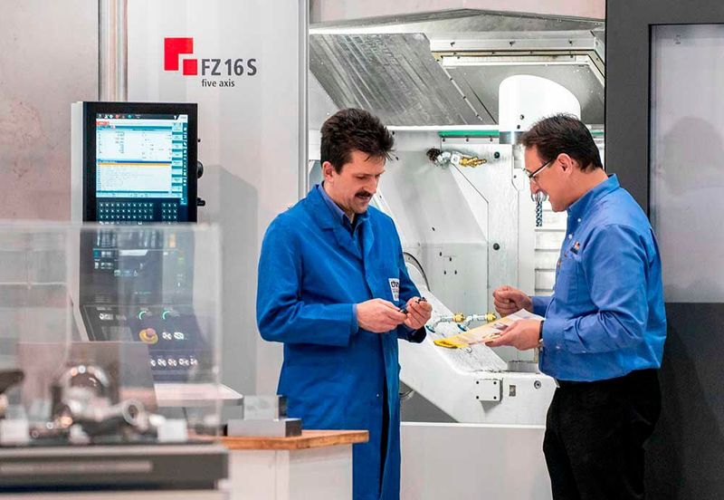Oliver Staiger, Anwendungstechniker bei Chiron und Rolf Ehler, Produktmanager Fräswerkzeuge bei Gühring, besprechen die Frässtrategie.  (Chiron)