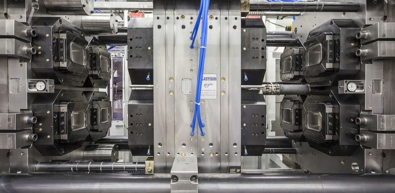 Premiere von Netstal auf der Fakuma: Unter einen Hut gebracht hat der Aussteller das Spritzprägeverfahren und die Technik des 4+4-Etagenwerkzeugs. Das Spezialisten-Trio aus Netstal, Plastisud und Machines Pagès haben diese Herausforderung nach nur zwei Jahren gemeistert, wie der Aussteller berichtet. (Bild: Netstal)