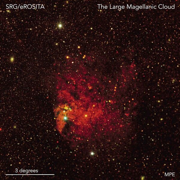 Falschfarbenbild der Großen Magellanschen Wolke (LMC), unserer nächsten Nachbargalaxie. Mit einer etwa hundertfach größeren Fläche als beim „First Light“ von eROSITA sind die Astronomen nun in der Lage, die gesamte Galaxie zu erforschen, insbesondere ihre Röntgendoppelsterne sowie die vielfältigen Strukturen, die in der diffusen Emission aus der heißen Phase des interstellaren Mediums zu sehen sind. Zu den hellsten Quellen gehören die Röntgendoppelsterne, die bereits zu Beginn der Röntgenastronomie als erste in der LMC entdeckt wurden, sowie Supernova-Überreste, die mit eROSITA aufgelöst werden können. (Frank Haberl, Chandreyee Maitra (MPE))