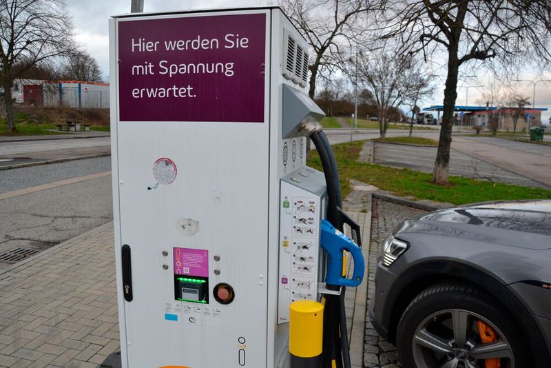 Leider war dem Navi nicht bekannt, dass an dieser Säule die E-Tron-Ladekarte nicht funktioniert.  (Bild: Michel/»kfz-betrieb«)