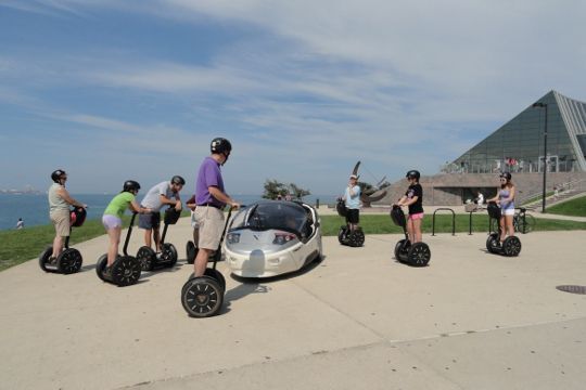 E-Mobil trifft E-Mobil. Bei einer Stadtrundfahrt in Chicago zog der TW4XP immer wieder neugierige Blicke auf sich. (Archiv: Vogel Business Media)