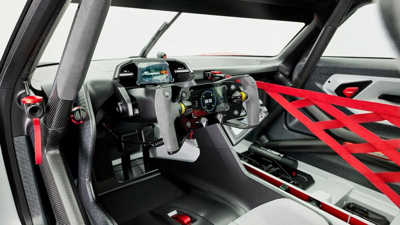Zwischen den Lenkhörnern sitzt ein Display, das den Piloten mit allen relevanten Daten versorgt; darüber ein Monitor, der Bilder der seitlichen Spiegel und der zentralen Heckkamera zeigt.  (Bild: Porsche)