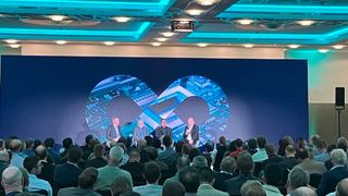 Sean Redmond, President von Silicon Catalyst Europe, AJ Incorvaia, SVP & General Manager im Bereich elektronische Baugruppen, Abhi Kolpekwar, SVP & General Manager für die Verifikationssparte rund um die Questa-Produktfamilie, und Geoff Lee, VP EMEA Sales bei Siemens EDA. (Bild: VCG)