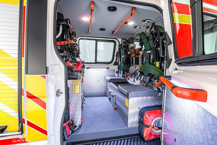 Durch die Seitenbeladung des Vorauslöschfahrzeugs ist zeitgleich der Geräteraum zugänglich. Deshalb ist der Zugang zum Mannschaftsraum auf Drehtüren umgebaut worden. (Foto: Daimler)