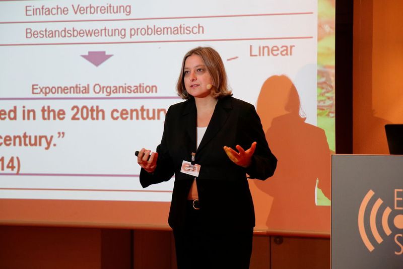 ... später fesselte Prof. Dr. Isabell Welpe mit ihren Ausführungen zum Thema Disruption, Innovation und Change Management. (Bild: Vogel IT-Akademie)