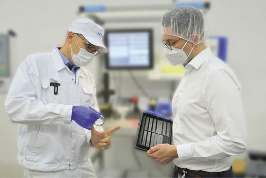 (Qualitätsmanager Andreas Kotulla  (links) im Gespräch – das Niveau in der Branche ist extrem hoch. Bild: NTN)