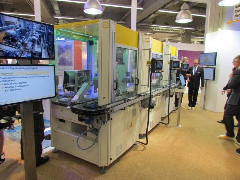 Auf seinem Messestand hat Harting drei Module der „Fleximon“-Anlage gezeigt. Sie beinhalten die Prozesse Schrauben, Prägen und Prüfen. (Bild: s. häuslein/konstruktionspraxis)