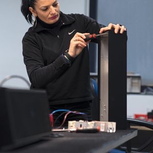 Das Produkt besteht aus rund 30 Metallteilen, die komplett inhouse gefertigt und montiert werden.(Bild:  Andreas Gebert)