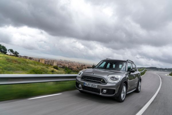Der MINI Cooper S E Countryman ALL4 ist der erste Mini, bei dem ein Plug-in-Hybrid-Antrieb die Möglichkeit zu rein elektrischer und damit lokal emissionsfreier Mobilität eröffnet. (Mini)