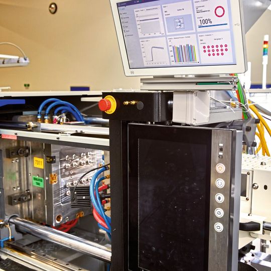 Comoneo von Kistler ist bei Evco in eine Spritzgießmaschine integriert. Mit der Multiflow-Funktion können Mehrkavitätenwerkzeuge auf Basis präziser Werkzeuginnendruckmessungen gesteuert und überwacht werden. Comoneo von Kistler ist bei Evco in eine Spritzgießmaschine integriert. Mit der Multiflow-Funktion können Mehrkavitätenwerkzeuge auf Basis präziser Werkzeuginnendruckmessungen gesteuert und überwacht werden.