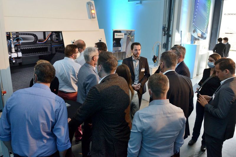 Endlich wieder von Angesicht zu Angesicht: Nach zwei virtuellen Events trafen sich 70 Fachleute in Aachen, um gemeinsam neue Wege in die Wasserstoffzukunft zu gehen. Im Bild das neue Wasserstofflabor des Fraunhofer-ILT. (Bild: Fraunhofer-ILT)