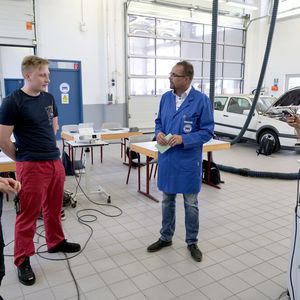 In einer Live-Schaltung erläuterte Rolf Schneider, stellvertretender Schulleiter der Landesfachschule des Kfz-Gewerbes Hessen, mit einigen Azubis, welche Vorteile es hat, autoFCHMANN Digital in die überbetriebliche Lehrlingsunterweisung zu integrieren.(Bild:  Schmidt/autoFACHMANN)