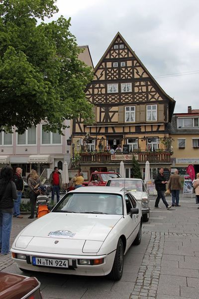 Youngtimer machen vor historischer Kulisse eine durchaus gute Figur und bereichern die Teilnehmerfelder von Oldtimerrallyes mit meist zahlreich vertretenen Sportwagen der 50er und 60er Jahre. (Archiv: Vogel Business Media)