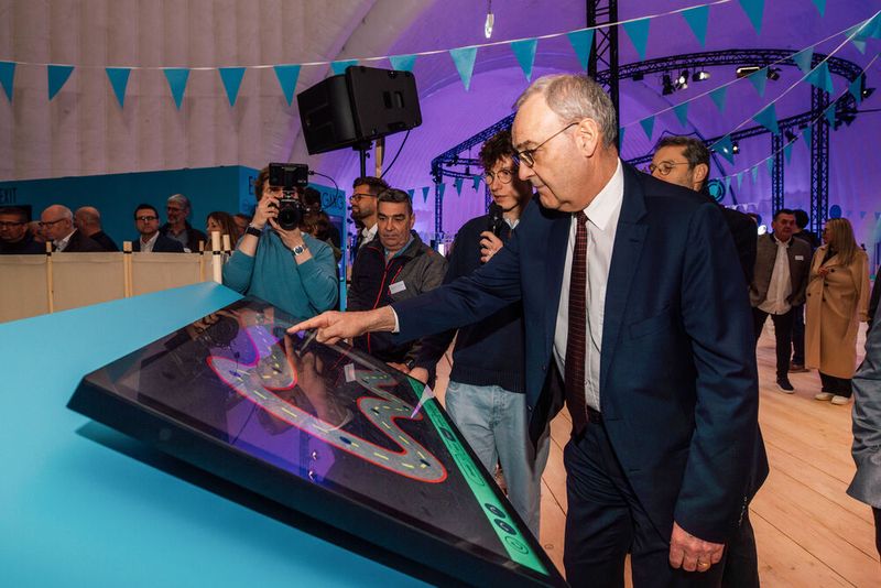 Bundespräsident Guy Parmelin testet die Rennstrecke. (Bild: David Biedert)