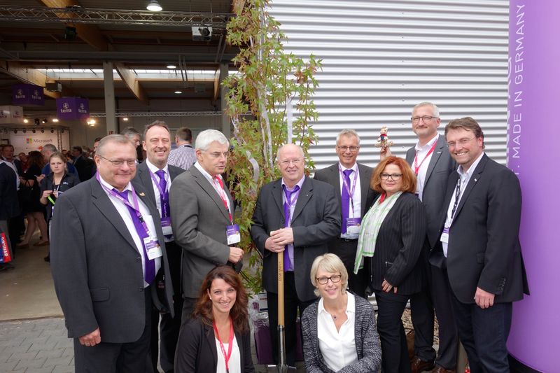 Wortmann erhält von comTeam ein Bäumchen als Geschenk als Symbol für weiteres Wachstum. (Bild: IT-BUSINESS)