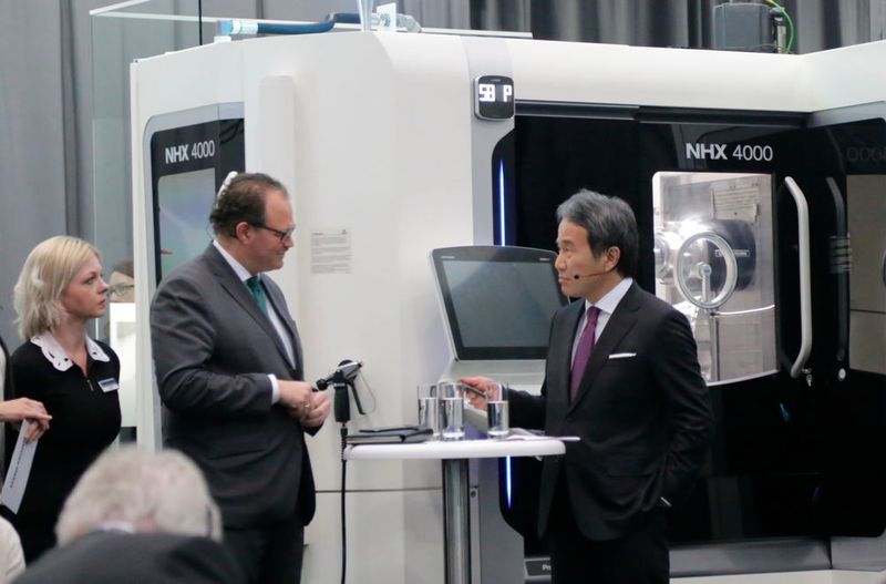 DMG Mori Geschäftsführer Christian Thönes (links) und Dr. Masahiko Mori während der Hausausstellung in Pfronten. (Anne Richter, SMM)