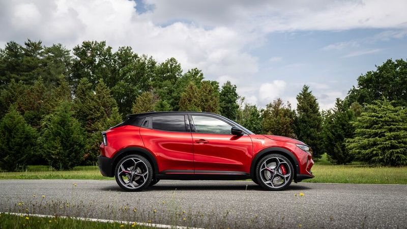 Nach hinten läuft die Fensterlinie in einem kecken Schwung nach oben aus. (Bild: Alfa Romeo)