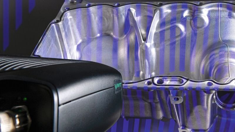 In einem typischen Einsatzszenario wird das 3D-System VMT BeadMap als Inline-Prüfstation nach dem Auftrag einer Kleberaupe stationär an der Fertigungslinie verbaut und ist dort ohne vorheriges Teach-In oder die Anbindung an Roboter- oder Achssteuerungen sofort betriebsbereit.(Bild:  VMT Vision Machine Technic Bildverarbeitungssysteme GmbH)