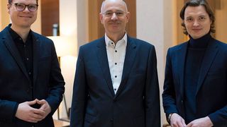 Neue Partner: Kevin Valdek (High-Mobility), Dr. Thilo Wagner (DAT) und Risto Vahtra, Gründer von High-Mobility.  (Bild: Jens Jeske)