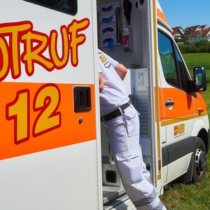 Jedes Leben endet irgendwann. Dabei spielen besonders Versagen von Herz und Lunge eine Rolle, wie aus dem Bericht zu Todesursachen in Deutschland 2015 des Statistischen Bundesamtes hervorgeht. So sind sechs der zehn verbreitetsten Todesursachen von den insgesamt 925.200 registrierten Fällen auf diese beiden Organe zurückzuführen. Mehr dazu erfahren Sie in dieser Bildergalerie. (Bild: Pixabay/LMoonlight)