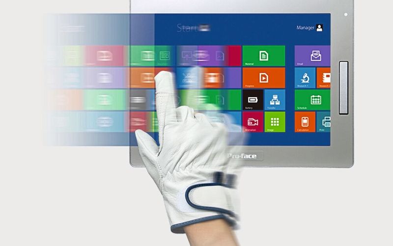 Der Handschuhmodus erhöht die Sicherheit, die Effizienz und den Komfort des Bedieners.  (Bild: Schneider Electric)