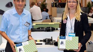 Aftermarket-Chef Eric Malavasi und Emilie Goury von NTN-SNR präsentierten auf der Automechanika die neuen Gelenkwellen. (Rosenow)