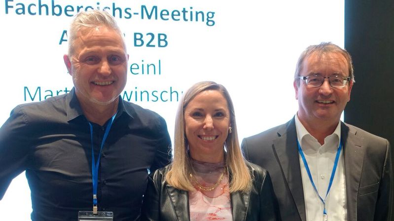 Anja Heinl und Martin Litwinschuh (r.) wurden im Fachbereich B2B für eine weitere Amtszeit als Leiterin und stellvertretender Leiter bestätigt. ASA-Präsident Frank Beaujean (l.) war der erste Gratulant.(Bild:  ASA-Bundesverband)