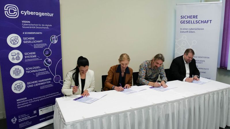 Zum Start von ARCH unterzeichnen Cyberagentur und Projektteam die Vereinbarungen für eine systematischere Erfassung von Schäden durch Cyberkriminalität. Im Bild: Dr. Nicole Hartlapp, Bettina Bubnys, Prof. Dr. Christian Hummert und Prof. David Décary-Hétu.(Bild:  Cyberagentur)