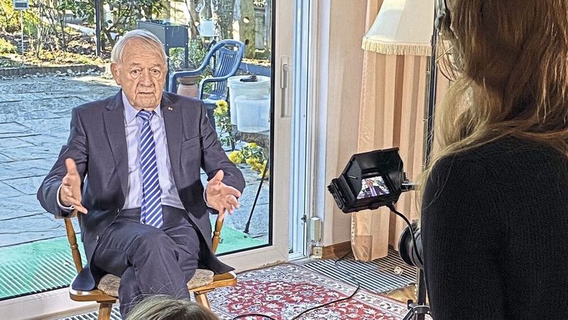 Kurt Biebighäuser 2022 bei einem Interview zum 75-jährigen Jubiläum des Kfz-Landesverbandes Hessen.
