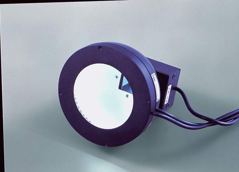 In einer Domleuchte sind sowohl koaxiales Licht als auch LEDs am Innenrand montiert. Dadurch lässt sich etwa ein Würfel anstrahlen, ohne Schatten zu produzieren (Archiv: Vogel Business Media)
