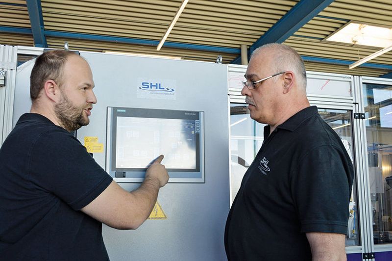 Thorsten Schuler, SPS-Experte bei SHL (links), und Anwendungstechniker Gebhard Weber (rechts) haben bereits mehrere Produktionsläufe am Firmensitz in D-Böttingen gefahren. (SHL)