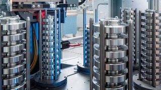 Sogenannte Stacker-Paletten können auf maschinennahen Flächen eine große Anzahl von Roh- und Fertigteilen auf engstem Raum stapeln. (Emag Fertigungssysteme)