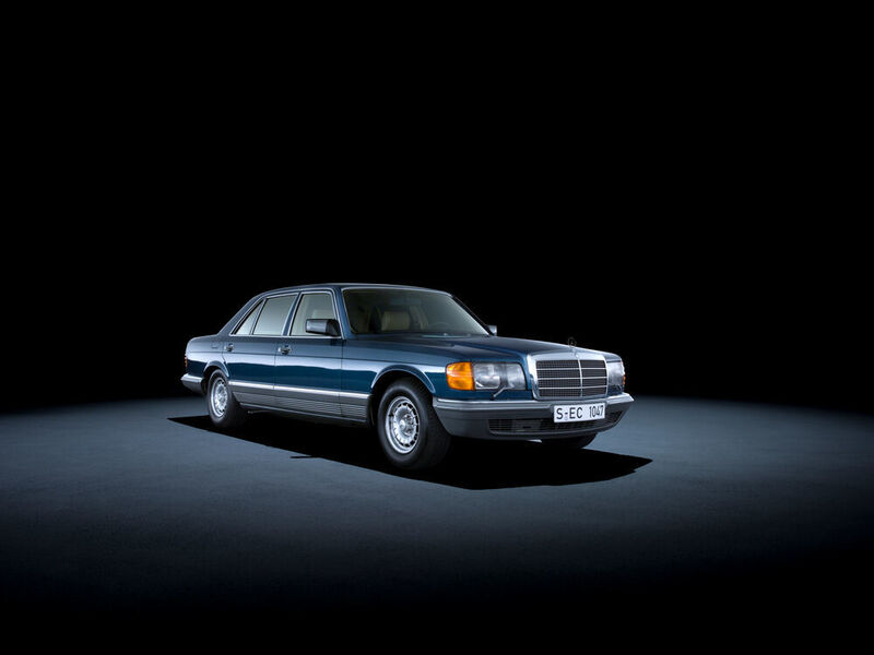 Studioaufnahme der Mercedes-Benz S-Klasse Limousine der Baureihe 126 (1979 bis 1992).  aus dem Jahr 1982. (Mercedes-Benz AG)