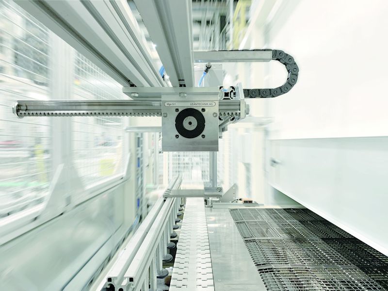 Die Arthur Weissbach GmbH setzt die Zahnstangengetriebe in der Zuführeinheit einer ihrer Kerzenmaschinen ein. (Bild: Arthur Weissbach GmbH)