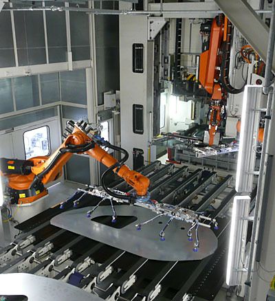 Kurz vor der ersten Presse: hier sind die Platinenzuschnitte noch flach und ohne jeglichen umformtechnischen Eingriff – aber das wird sich bald ändern. (Archiv: Vogel Business Media)