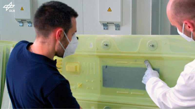 Entstanden sind experimentelle Batteriegehäusedeckel für E-Autos aus dem Endmaterial Polyamid 6. (DLR)