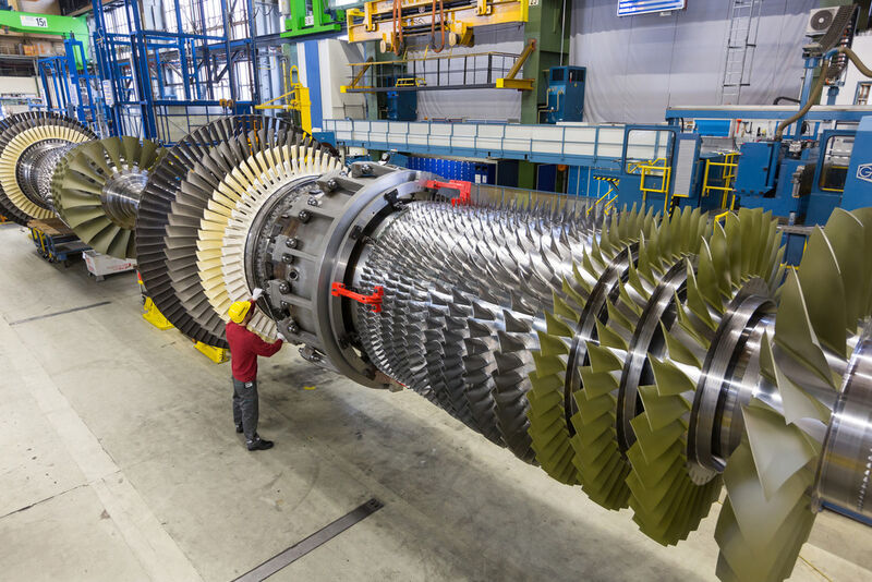 Siemens wird am Standort Lausward ein Gas- und Dampfturbinen-Kraftwerk mit einer elektrischen Leistung von 595 Megawatt errichten. Hierfür wird im Gasturbinenwerk Berlin die SGT5-8000H montiert. (Siemens/Dietmar Gust)